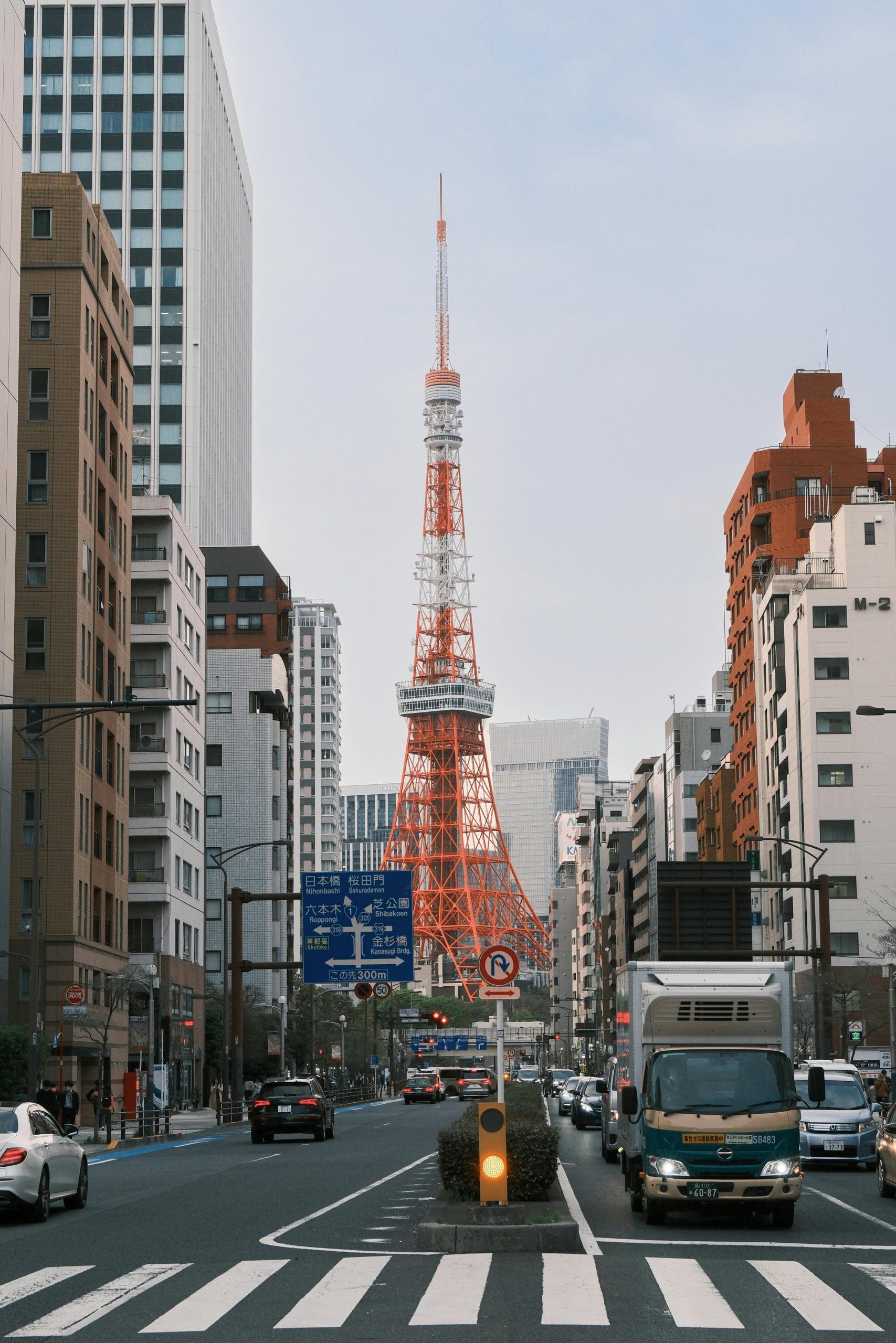 Best Areas to Stay in Tokyo: A Guide to Sophisticated Districts A sophisticated view of the best areas to stay in Tokyo featuring the city skyline