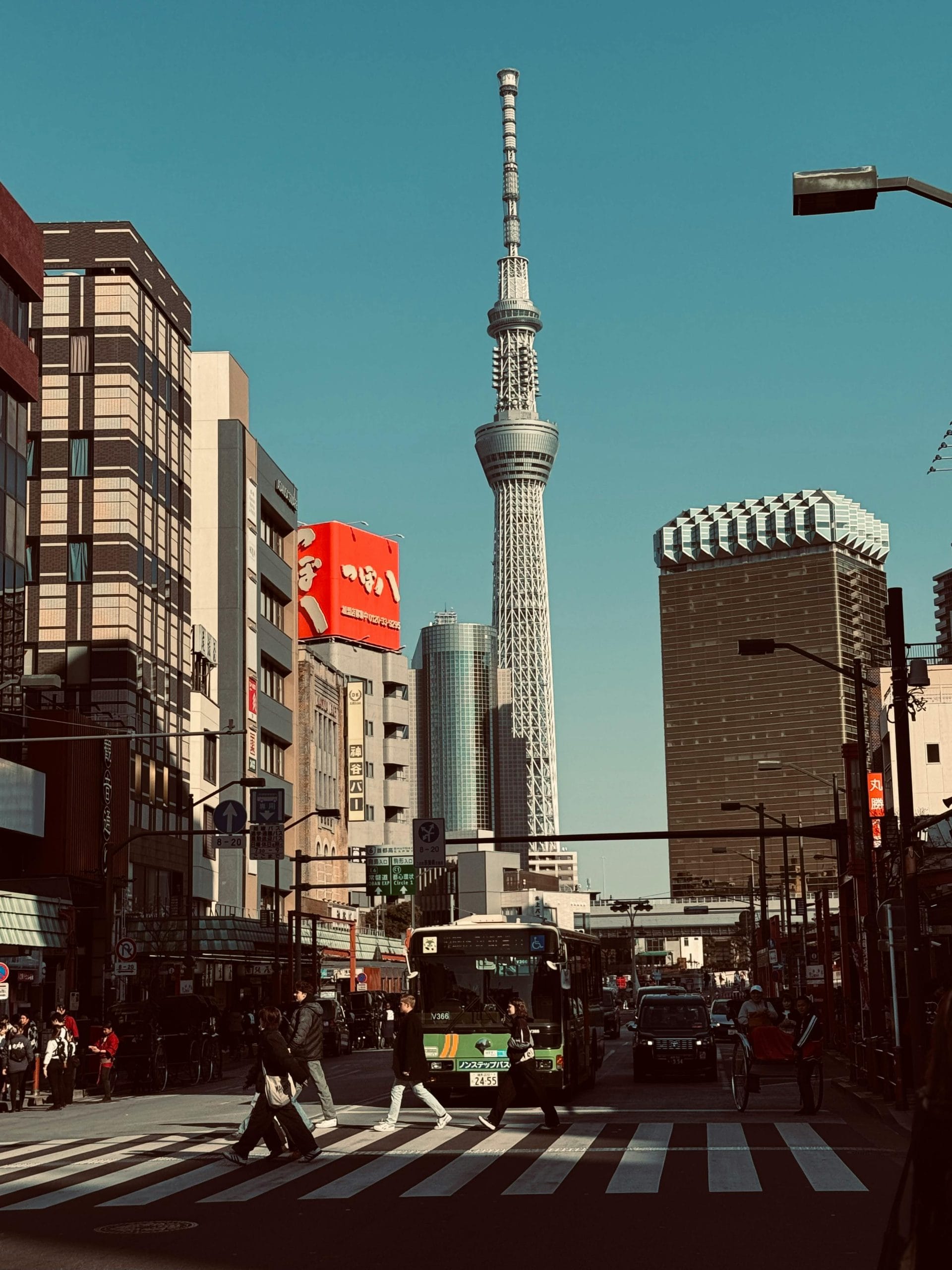 Best Areas to Stay in Tokyo: A Guide to Sophisticated Districts A sophisticated view of the best areas to stay in Tokyo featuring the city skyline