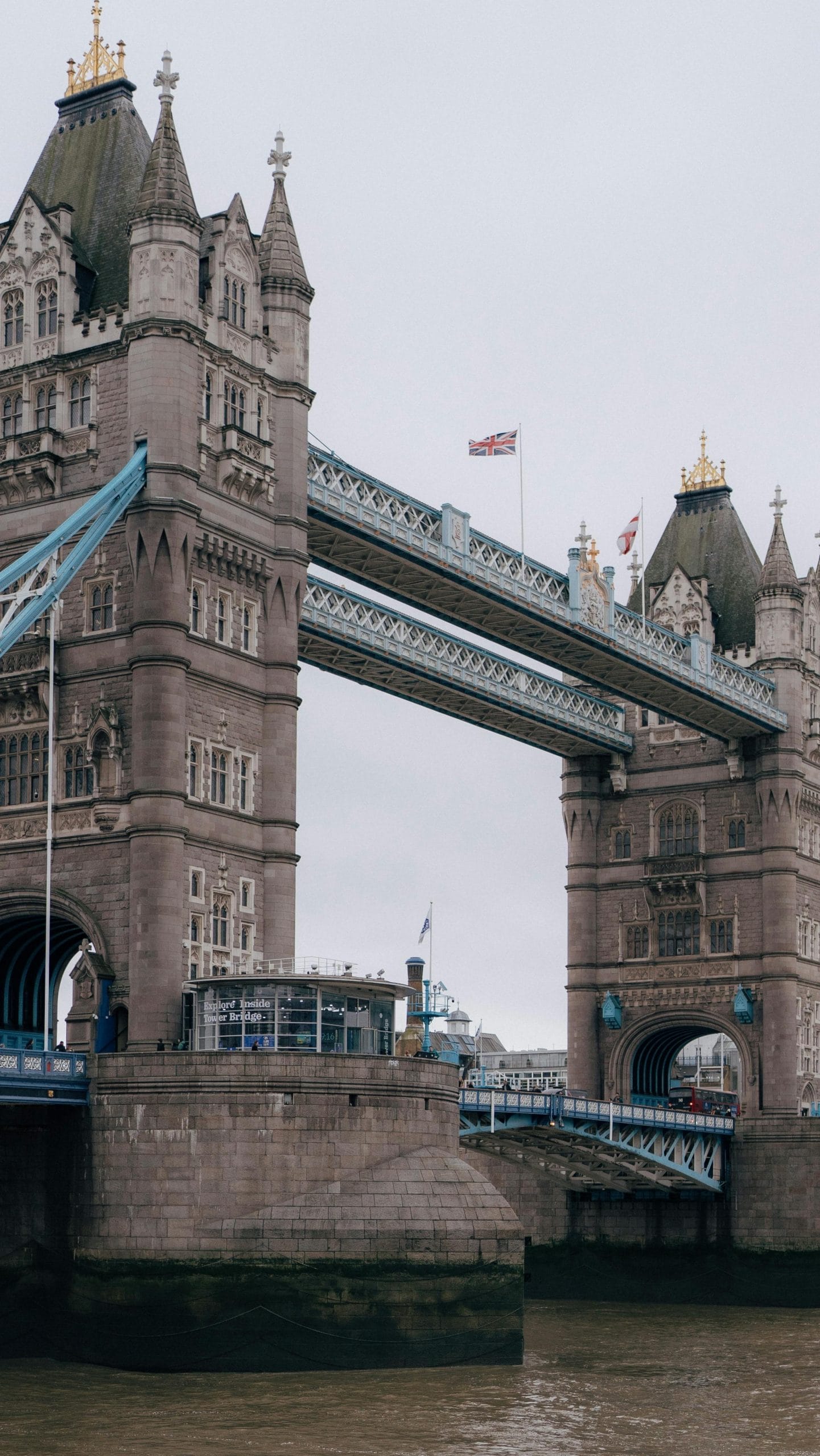 Luxury Hotels in London: A Curated Guide to Refined Stays Sophisticated luxury hotels in London and city views