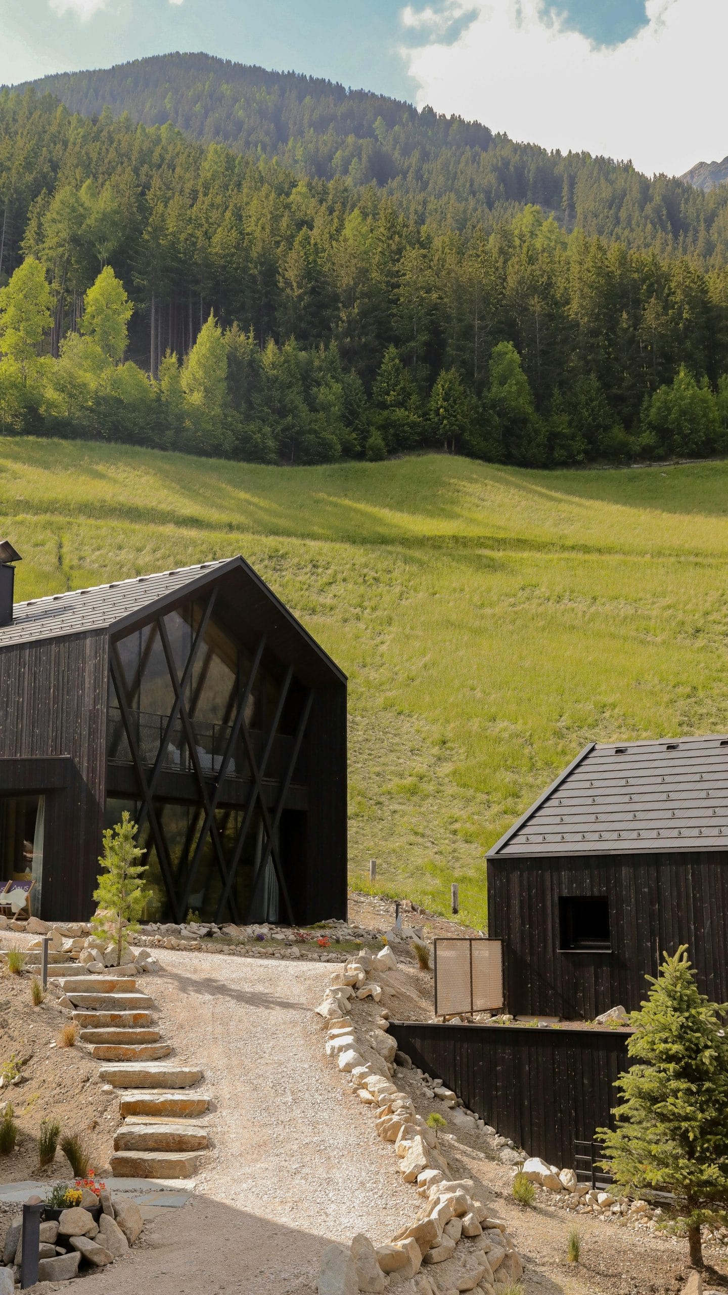 Refined Retreats: Discovering Luxury Mountain Escapes A serene view of luxury mountain escapes featuring refined alpine architecture