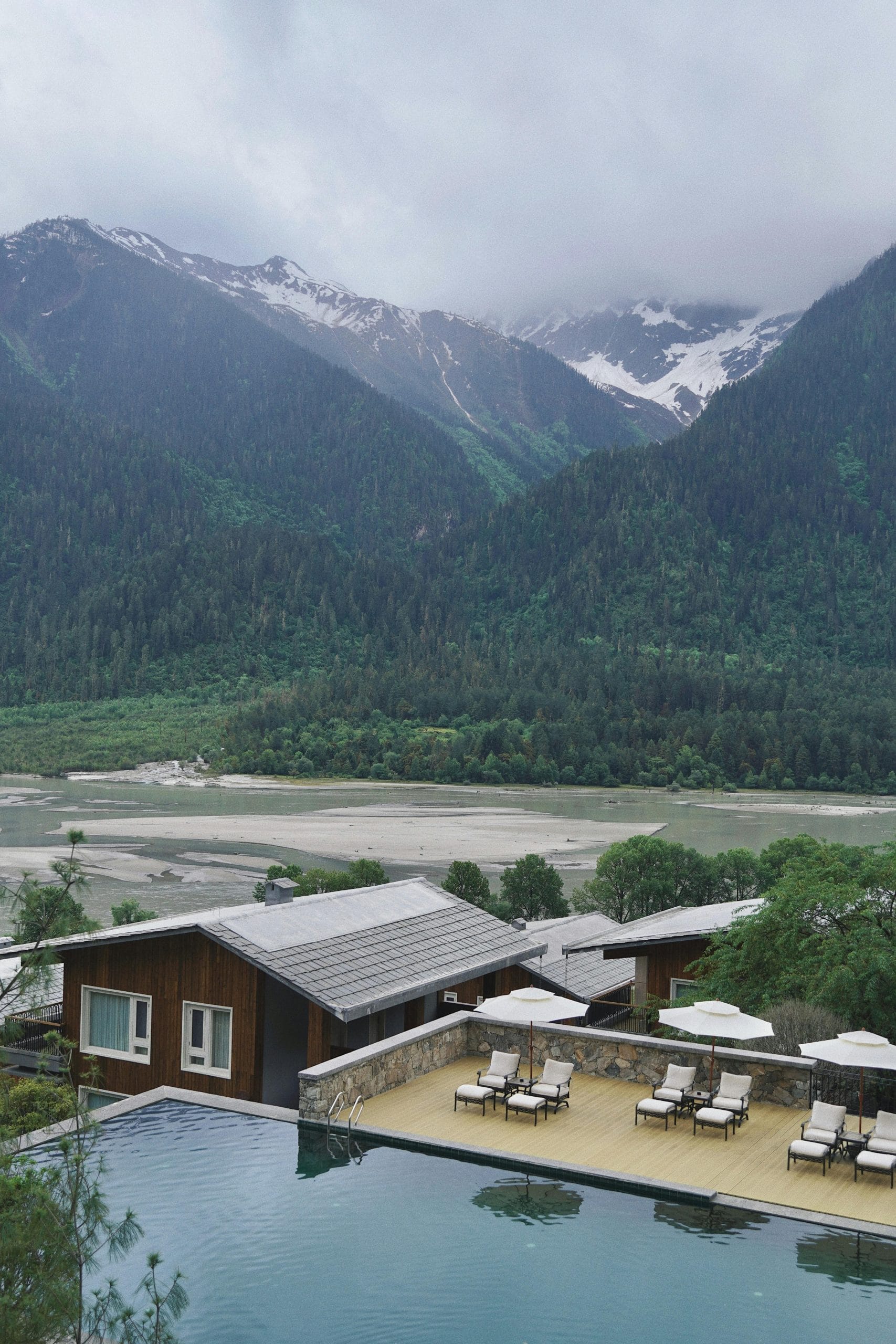 Refined Retreats: Discovering Luxury Mountain Escapes A serene view of luxury mountain escapes featuring refined alpine architecture