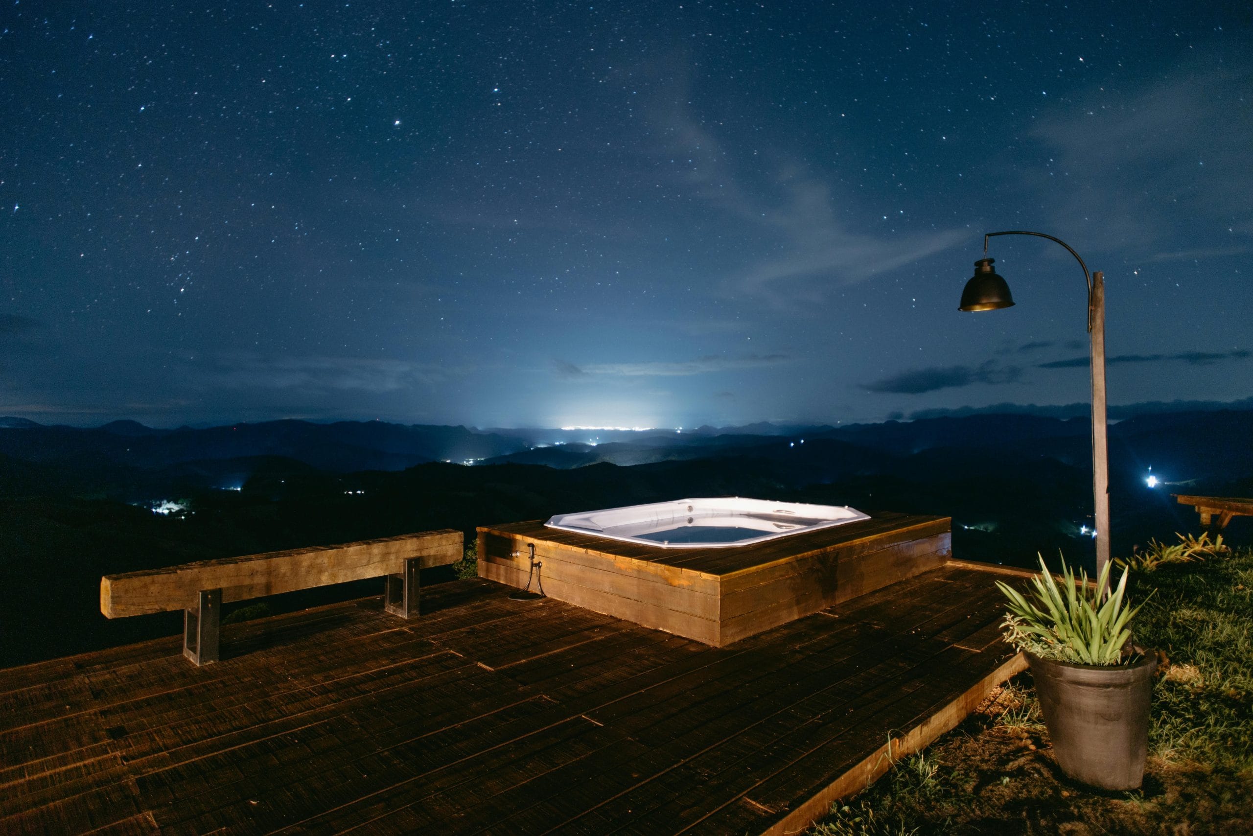 Refined Retreats: Discovering Luxury Mountain Escapes A serene view of luxury mountain escapes featuring refined alpine architecture
