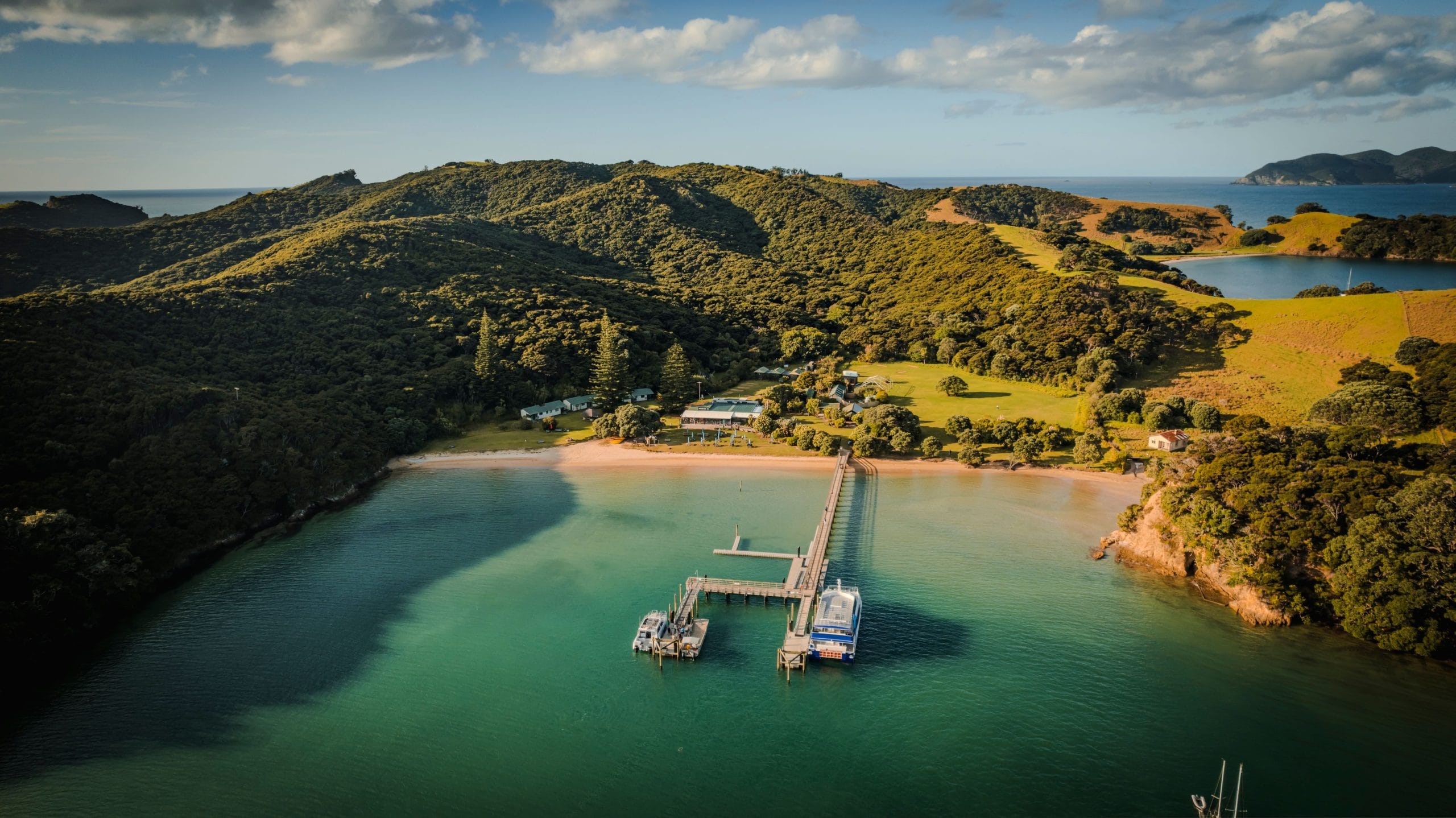 Elegant New Zealand luxury design retreats in the wilderness