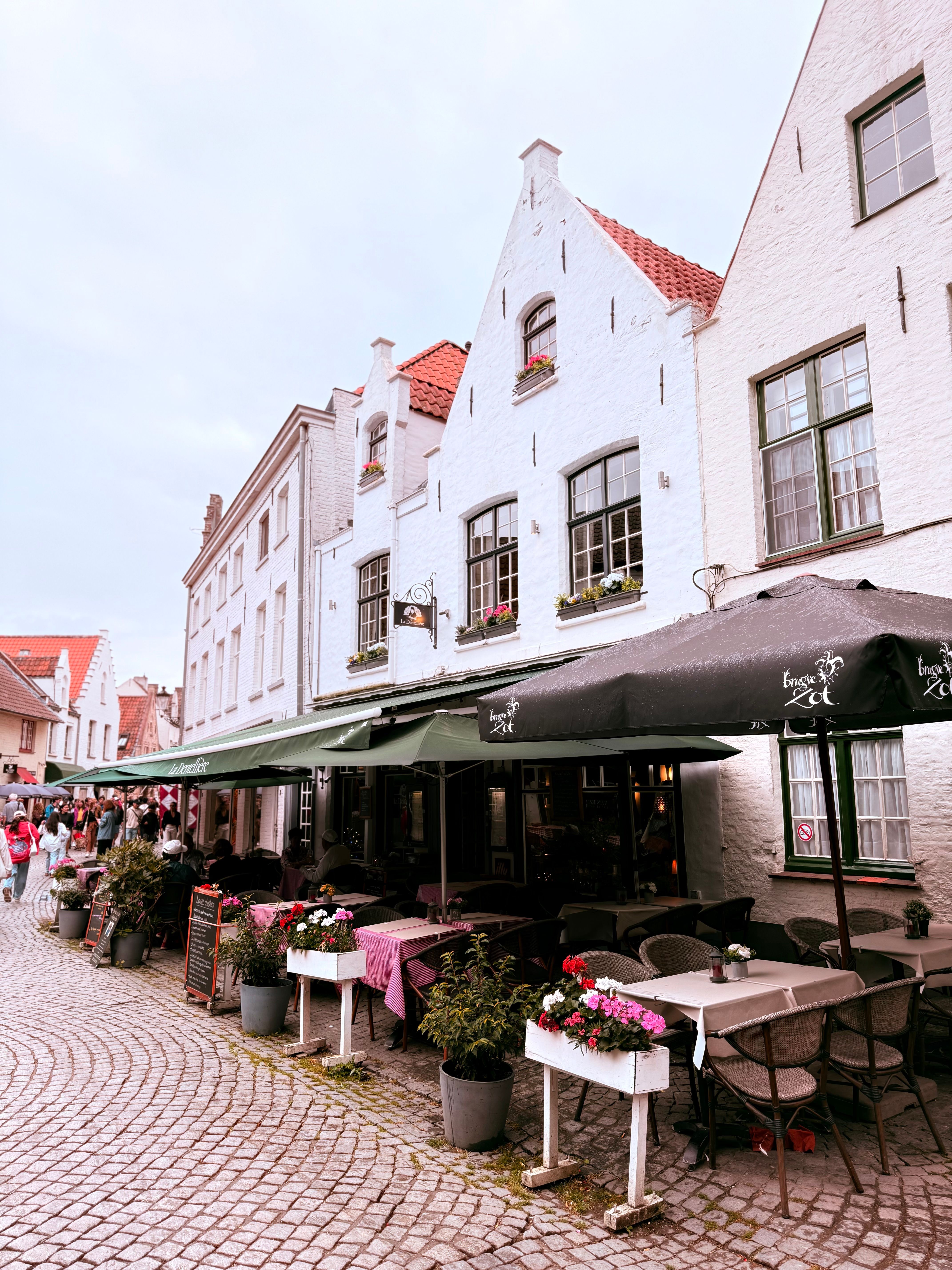 A scenic view of the canals in Bruges for a Bruges stay planning guide