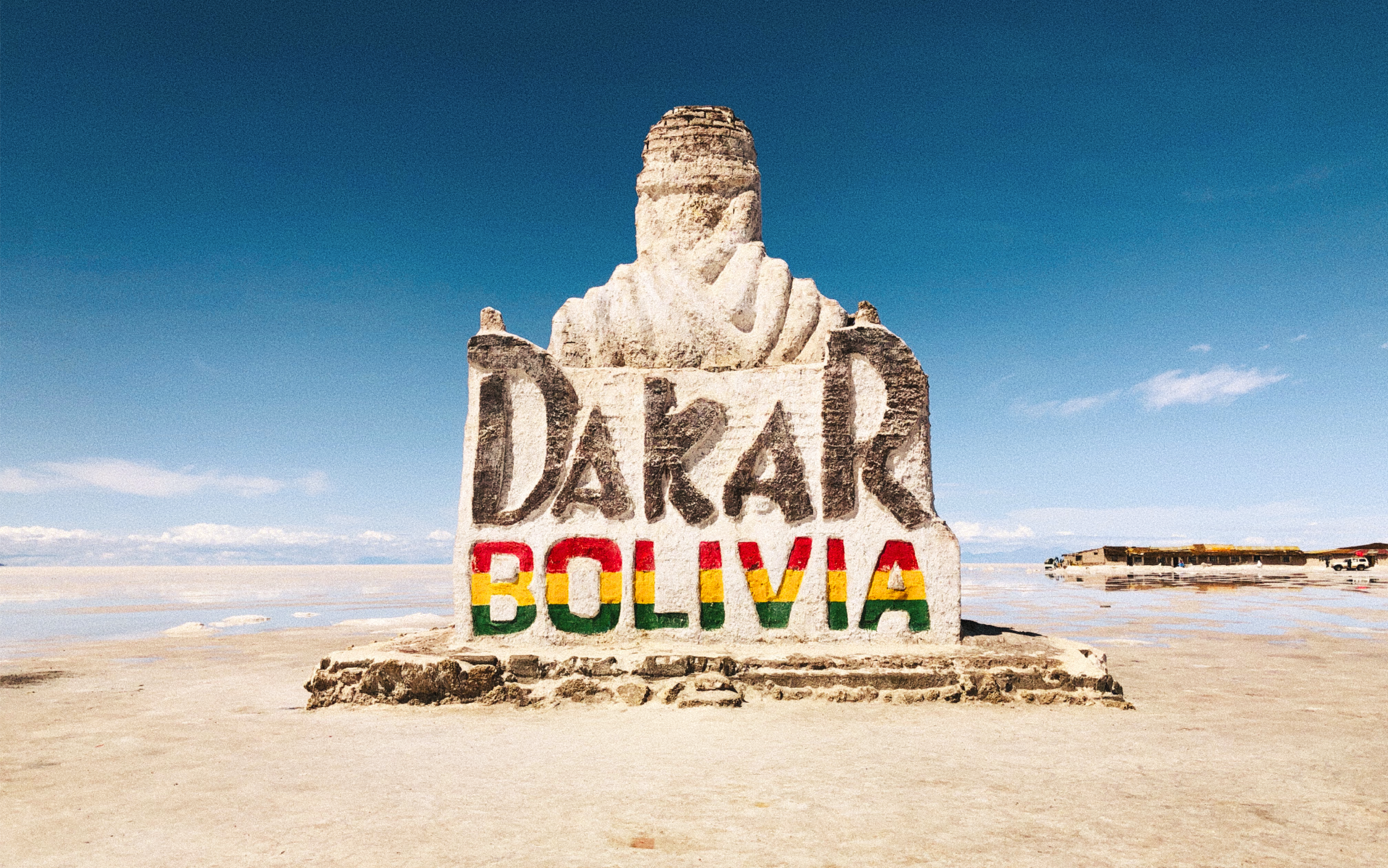 A serene view of Salar de Uyuni luxury escapes in Bolivia.