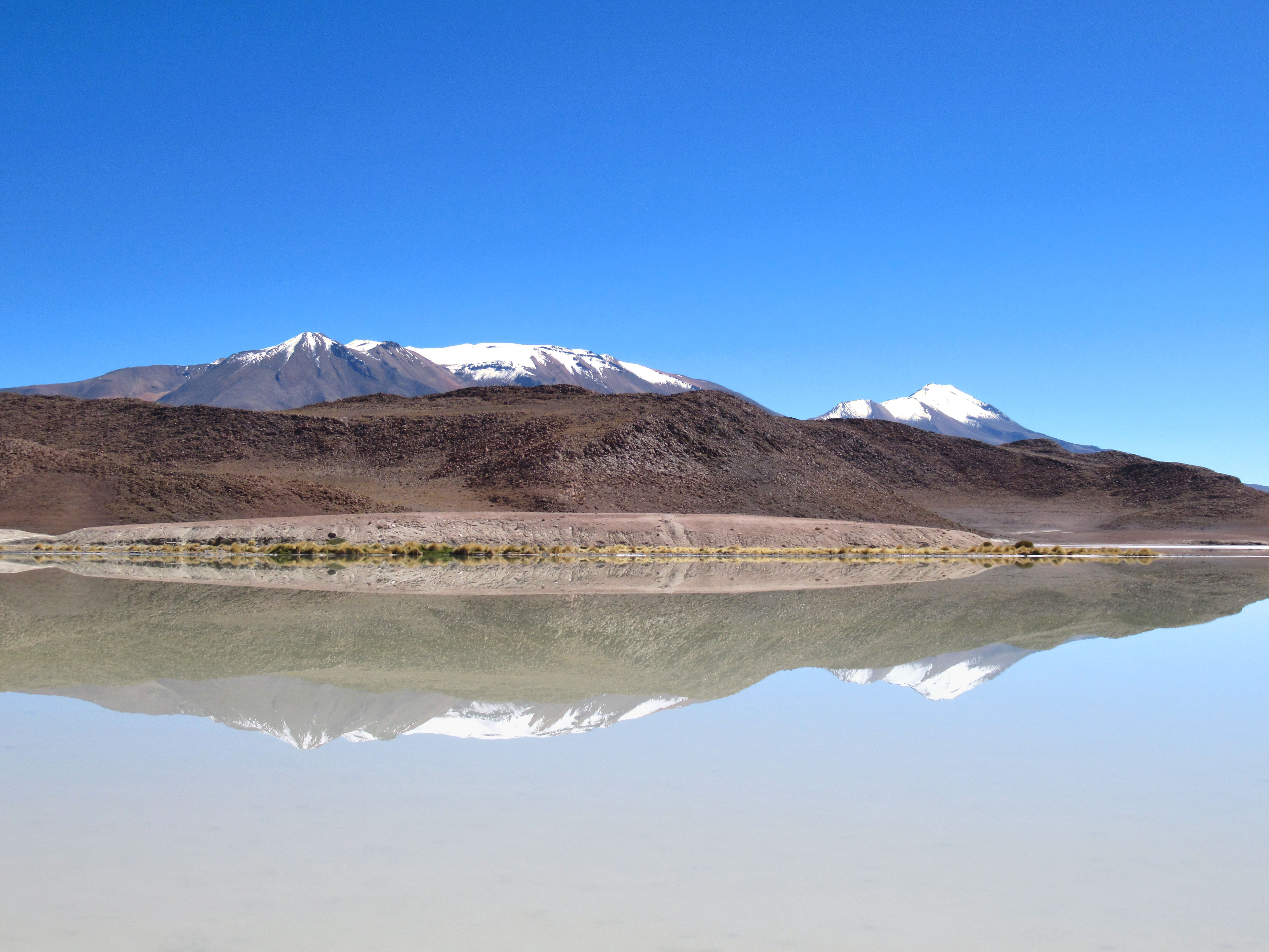 A serene view of Salar de Uyuni luxury escapes in Bolivia.