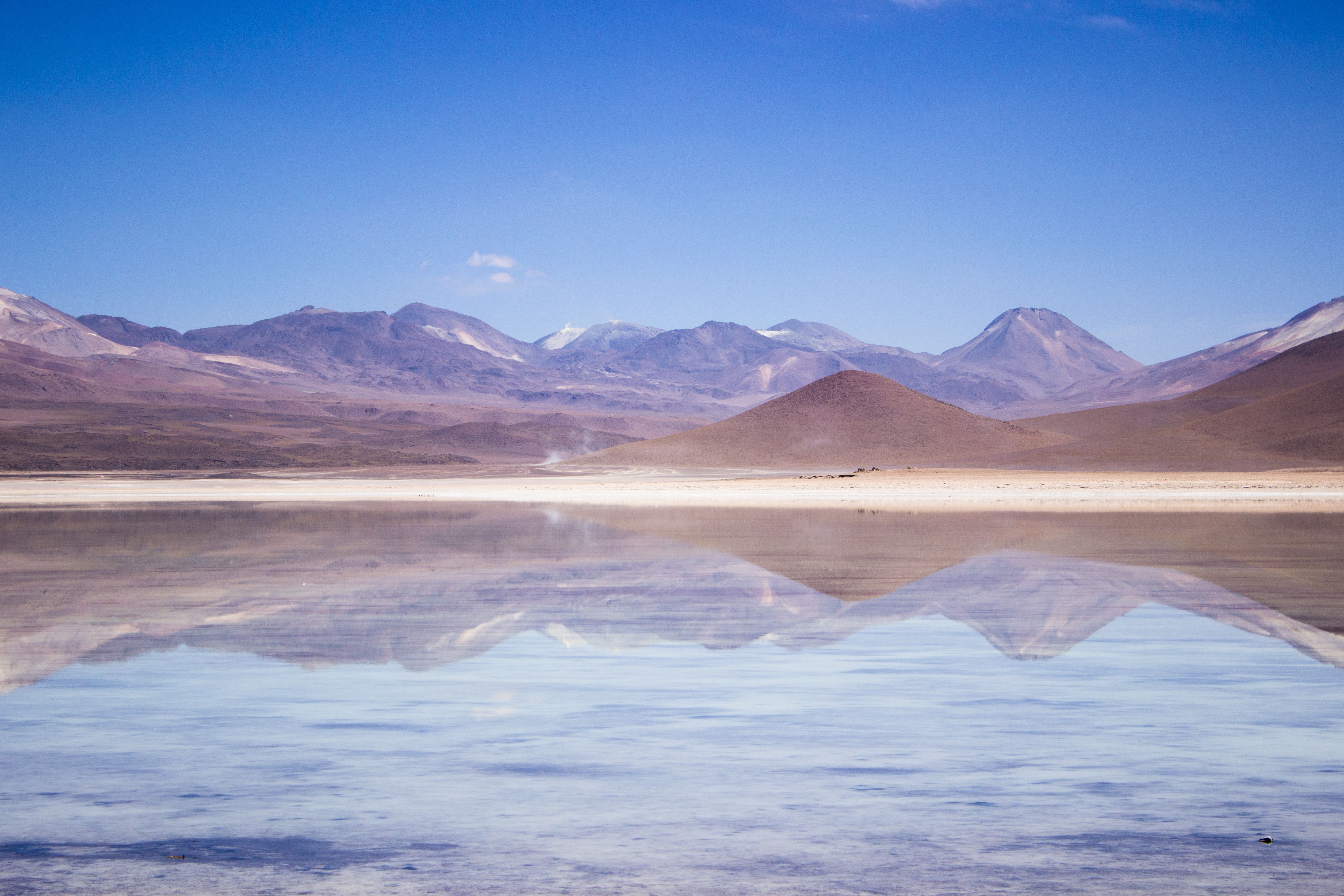 A serene view of Salar de Uyuni luxury escapes in Bolivia.